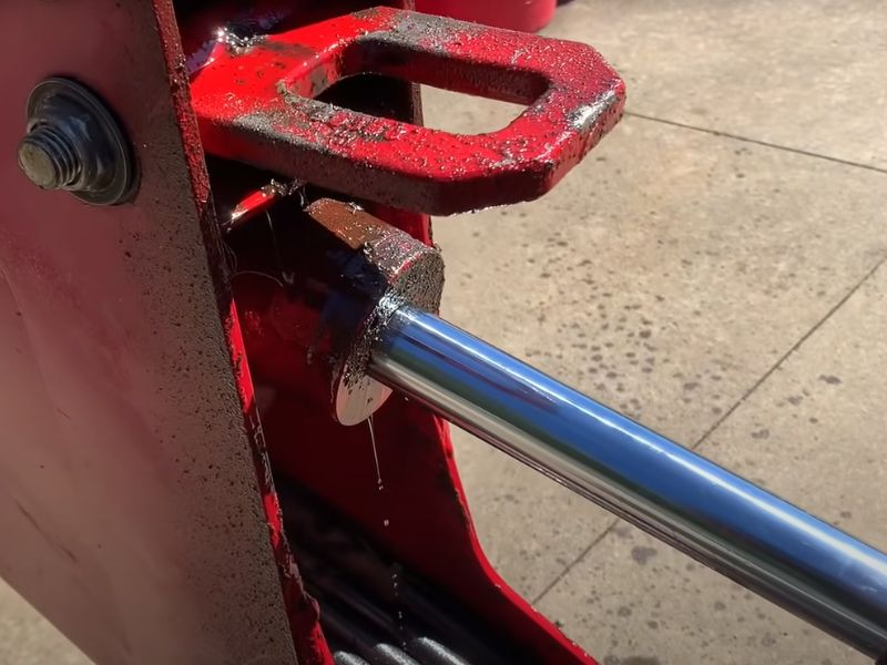 Batang piston silinder hidrolik: Masalah dan perbaikan umum