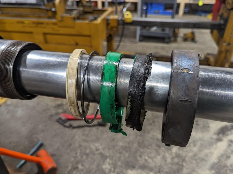 Cara yang salah untuk menghilangkan batang piston silinder hidrolik