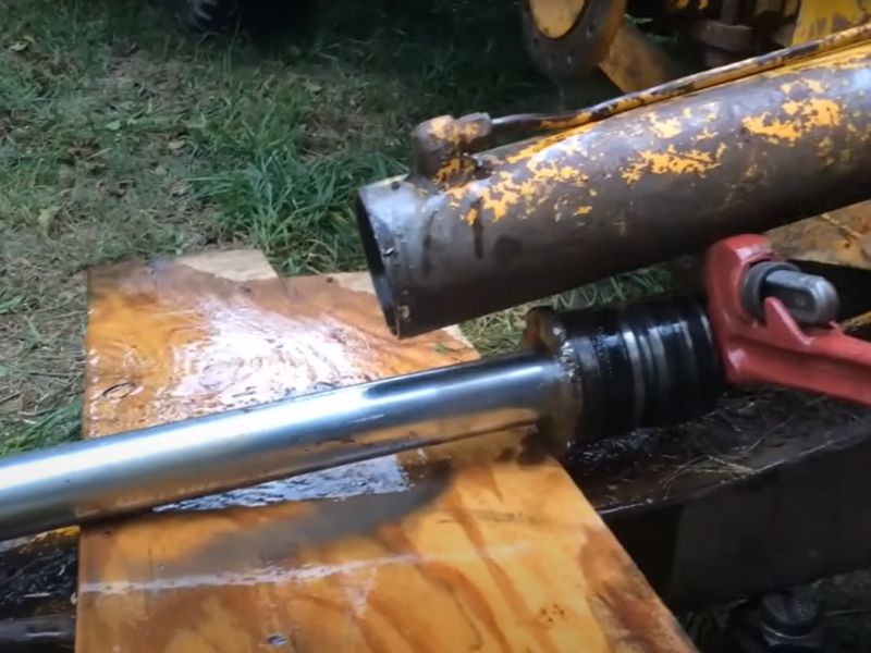 Cara menghilangkan silinder hidrolik dari excavator